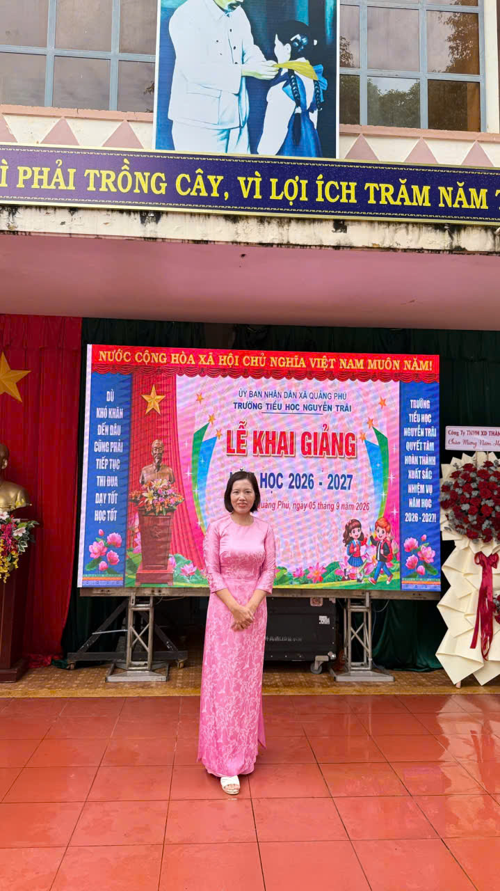 Cô Hiền trong ngày khai giảng năm học mới tại trường tiểu học